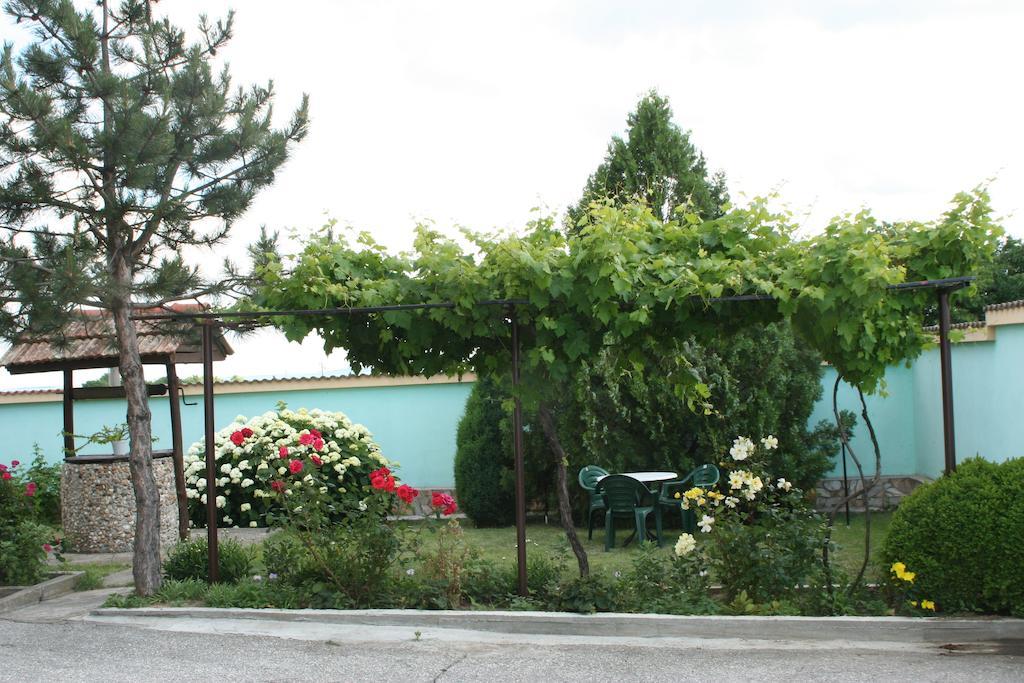 Guest House Edelvais Dve Mogili エクステリア 写真